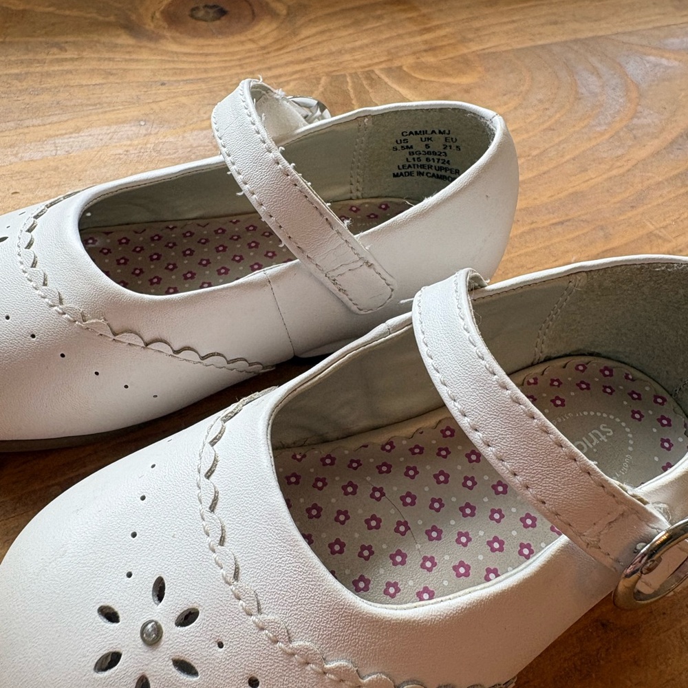Stride Rite 5.5 White Mary Jane Shoes with Buckle - Picture 5 of 7